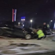SAOBRAĆAJKA U NOVOM SADU: Automobilom uleteo na ostrvo kružnog toka, stigli policija i hitna pomoć! (VIDEO)