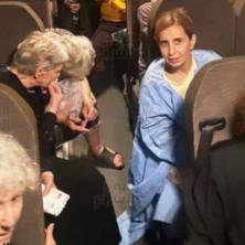 SCENA KOJA JE SVE RASPLAKALA: Taoce Hamasa, među kojima su i starije žene, odvoze autobusom (FOTO)