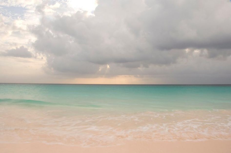 SCENA KOJA JE SVE ŠOKIRALA Paradajz turizam u Makarskoj, POSTAVILI STO NASRED PLAŽE! Fotografija podigla buru FOTO