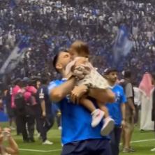 SCENA KOJA TERA SUZE NA OČI: Aleksandru Mitroviću dete dotrčalo u zagrljaj - za ovo se živi (VIDEO)