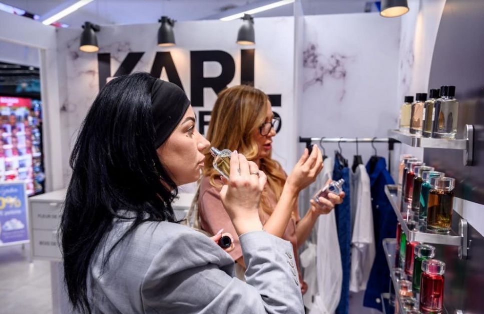 SEĆANJE NA MODNU LEGENDU: U Lilly drogeriji održana promocija Karl Lagerfeld parfema