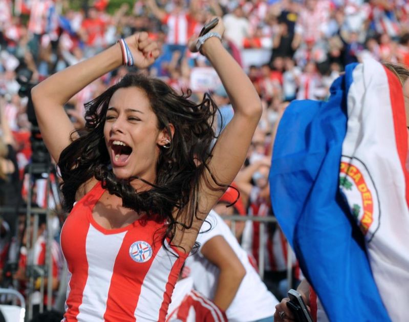 SEĆATE SE LARISE RIKELME? VATRENA navijačica ponovo DOMINIRA: Atraktivna Paragvajka i dalje žari i pali! FOTO