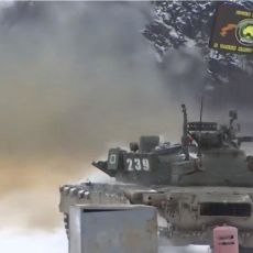 SEČE DINJU NAPOLA, IZVODI TENKOVSKI VALCER! Neprijatelj nema šansu kad na njega naleti ruski T-80! (VIDEO)