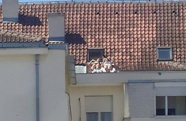 SEKSI NOVOSADjANKE spustile guze na krov zgrade rasirile noge i mislile da ih niko ne vidi (FOTO)