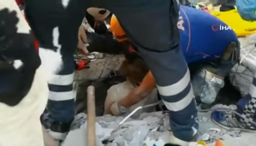 SEKUNDE SU GA DELILE OD SMRTI U ZEMLJOTRESU: Turčin se bacio kroz prozor trentak pre rušenja zgrade! (VIDEO)