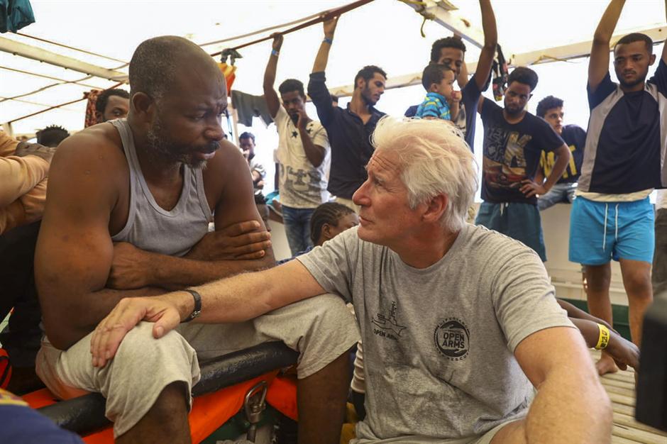 SELEBRITI i JADNICI:Ričard Gir obišao migrante na brodu