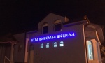ŠEŠELjEVA KUĆA HIT NA INTERNETU: Renovirao, okrečio, pa stavio i neonski natpis! (FOTO)