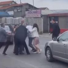 SEVALE PESNICE U BEOGRADU: Dramatični snimci makljaže nasred ulice - muškarca napalo skoro DESET LJUDI (VIDEO)