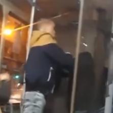 SEVALE PESNICE U TRAMVAJU! Haos u Beogradu: Potukla se dvojica mladića: Putnici uspaničeno bežali a onda se umešao vozač (VIDEO)