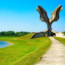 SIN LOGORAŠA promoviše MONSTRUOZNU knjigu: Jasenovac bio mesto zabava, razvijenog kulturnog i sportskog života?!