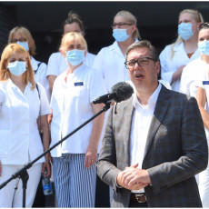 SJAJNA VEST ZA ZDRAVSTVENE RADNIKE: Predsednik Vučić otkrio kada stiže povećanje plata medicinarima