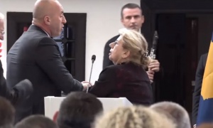 SKANDAL U PRIZRENU! Haradinaj napao ženu za govornicom, uhvatio je za rame i hteo na silu da je izgura (VIDEO)