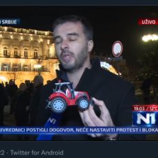 SKANDAL! Manojlović na proteste poneo igračku - TRAKTOR - simbol proteranih Srba iz Hrvatske tokom Oluje (VIDEO)