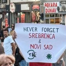SKANDAL NA BLOKADANA! Muškarac podigao transparent Ne zaboravite Srebrenicu - Oglasio se i Branko Babić (FOTO) 