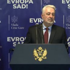 SKANDAL NA KONFERENCIJI ZA MEDIJE: Čija je zastava koja je stajala iza Krivokapića, svima zapao za oko jedan detalj (VIDEO)