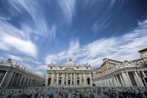 SKANDAL TRESE VATIKAN Italijanski mediji: Visoki crkveni zvaničnik se PREDOZIRAO NA GEJ ORGIJAMA