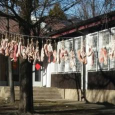 SKANDAL U BORU - Kinezi sušili meso na žicama za veš!