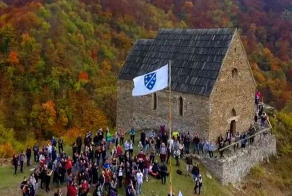 SKANDAL U BiH: Doveli studente u Bobovac, pa okačili ratnu zastavu muslimanske vojske (VIDEO)