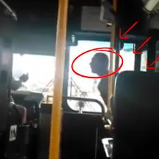 Skandal u gradskom: Nije hteo da PLATI kartu, PLJUNUO vozača autobusa u lice, pa se POTUKLI (VIDEO)