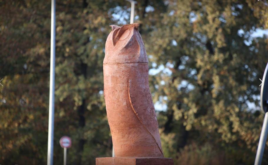 SKANDAL U KIKINDI: Spomenik penisu iz odredjenog ugla podseća na sovu