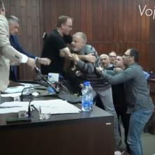 SKANDAL U KULI Tuča u Skupštini! Nasilje, nasrtaj i napad na predsednika Skupštine od strane Srbije protiv nasilja (VIDEO)