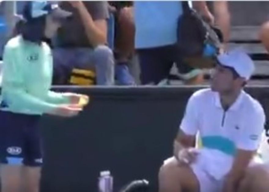 SKANDAL U MELBURNU: Francuski teniser na stubu srama jer je tražio od devojčice da oljušti bananu VIDEO