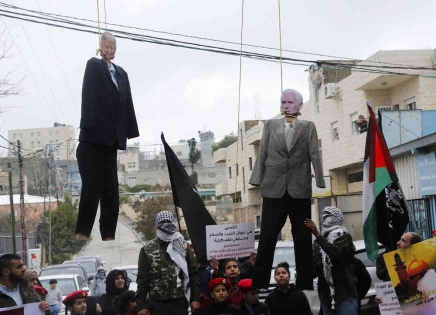 SKANDAL U VITLEJEMU: Palestinski demonstranti napali zvaničnike SAD