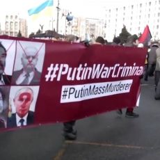 SKANDAL! Ukrajinci nosili Kijevom precrtane slike Miloševića, Sadama i Gadafija uz poruku - Putinovi ratni zločinci! (VIDEO)