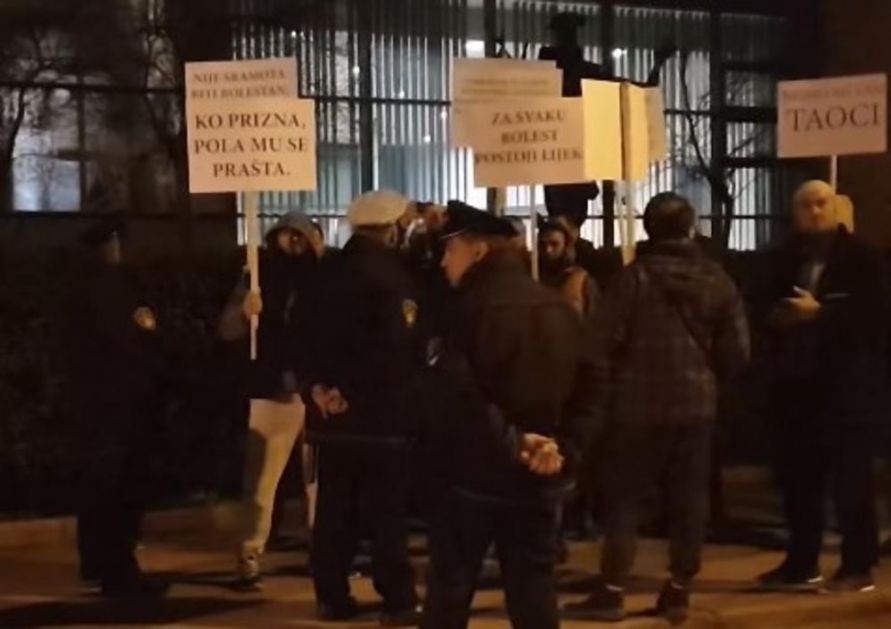SKANDALOZAN PROTEST RADIKALNIH ISLAMISTA U TUZLI: Bacali jaja i vikali alahu ekber zbog festivala Merlinka (VIDEO)