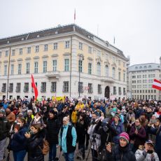 SKANDALOZNO: Austrija koristi MOBILNE operatere da prate kretanje građana tokom zatvaranja - policija hapsi ljude na svakom koraku
