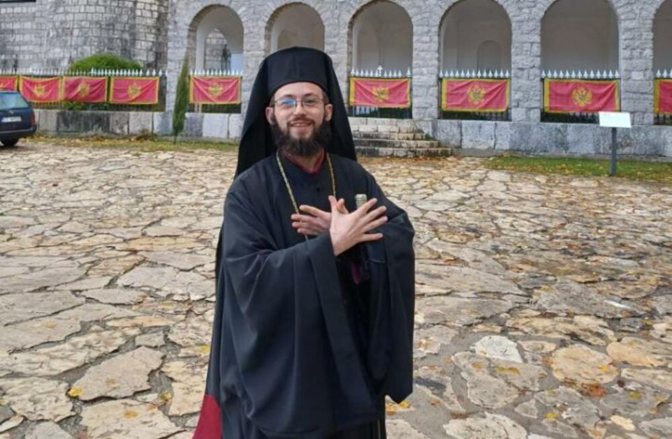 SKANDALOZNO, LAŽNI ALBANSKI SVEŠTENIK PROVOCIRA S CETINJA: SPC nazvao demonskom pa obučen u mantiju rukama pokazao orla
