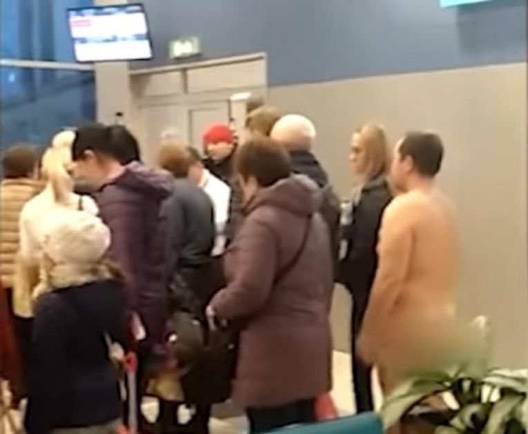 SKINUO SE DO GOLE KOŽE I STAO U RED NA AERODROMU: Putnici u potpunom šoku! Muškarac ostavio odeću na podu i čeka da uđe u avion kao da se ništa nije desilo! (VIDEO)