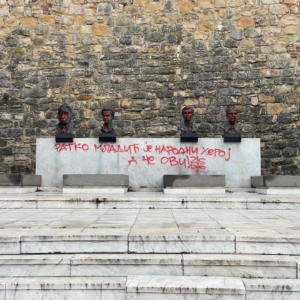SKOJ zahteva uklanjanje grafita Ratku Mladiću sa Grobnice narodnih heroja na Kalemegdanu