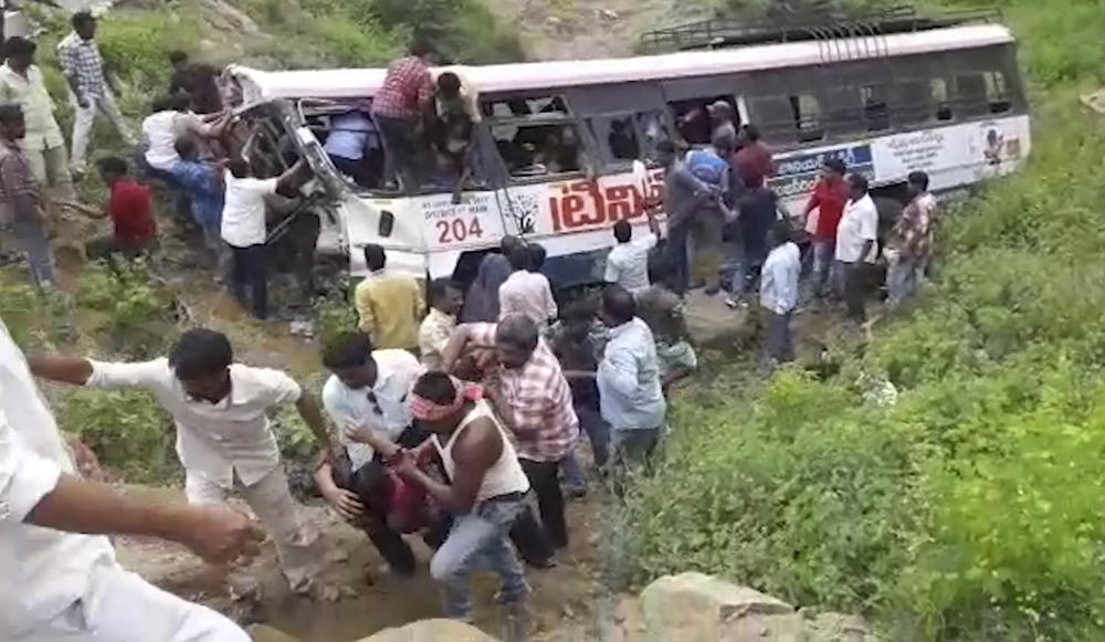 ŠKOLSKI AUTOBUS SE SURVAO U PROVALIJU: U Indiji stradalo 6 učenika i vozač (FOTO)