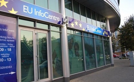SKOPLJE: Pijani muškarac razbio prozor na kancelariji EU