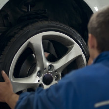 ŠKRIPI, A NIJE KVAR: Pogledajte šta je stavio umesto guma na svoj automobil (VIDEO)