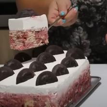 SLADOLED KOCKE sa keksom i voćem: Brza torta bez pečenja koja OSVEŽAVA i izgleda kao iz poslastičarnice – savršen letnji desert