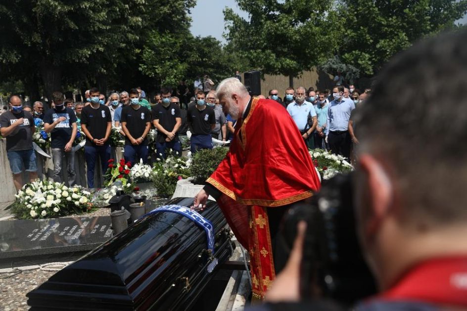 SLIKA KOJA CEPA SRCA: Kada su se svi razišli sa sahrane Ilije Petkovića grobu je prišao Stanislav Karasi... (FOTO)