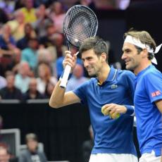 SLIKA KOJA JE OBIŠLA SVET: Nole sa zastavom Srbije na vrhu, a Federer i Nadal mu ČISTE PATIKE! (FOTO)