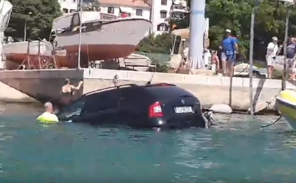 SLOVENAČKI AUTOMOBIL ZAVRŠIO U HRVATSKOM MORU: Putnici napustili kola sekund pre nego što će kola uleteti u vodu (VIDEO)