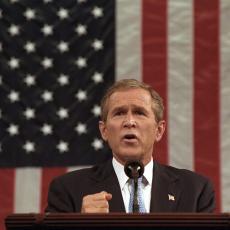SMEJE MU SE CEO SVET: Pogledajte muke Džordža Buša na inauguraciji Donalda Trampa (FOTO)