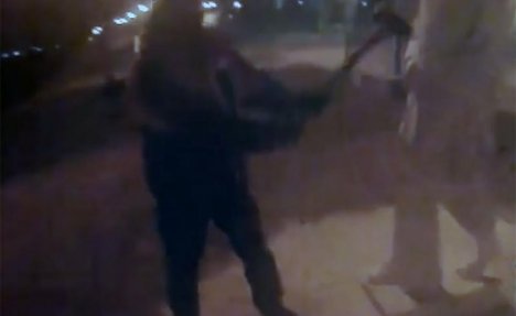 SMETA IM ŠRI ČINMOJ: Huligani u Nišu macolama uništili statuu i snimili video