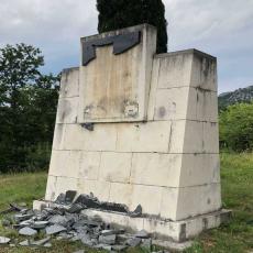 SMETAJU IM BORCI ZA SLOBODU: Oštećen spomenik antifašistima u Piperima