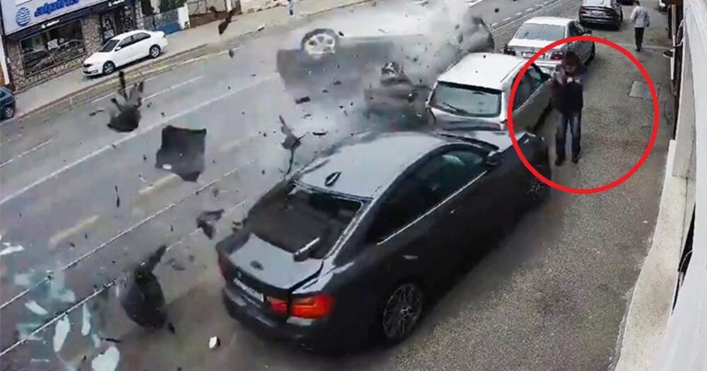 SMRT IZBEGAO ZA DLAKU! DELOVI AUTA LETELI NA SVE STRANE: Pogledajte silinu kojom se automobil zabio u parkirana vozila u Zagrebu!