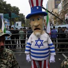 SMRT IZRAELU, SMRT AMERICI Hiljade Iranaca šetalo Teheranom, zaustavili se ispred bivše ambasade SAD, obeležavaju VELIKU godišnjicu! (FOTO/VIDEO)