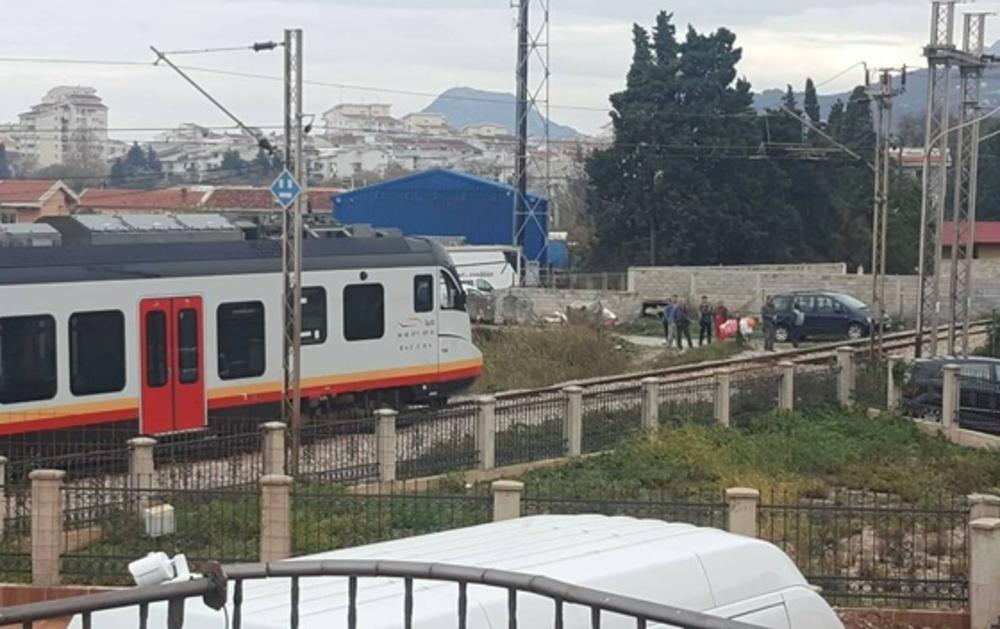 SMRT U BARU: Teretni voz udario u devojku, poginula na licu mesta!