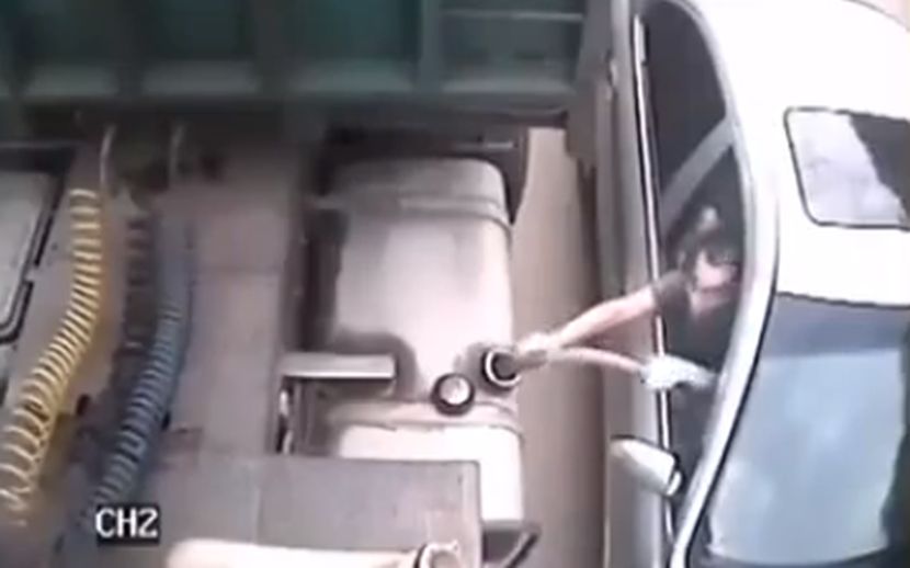 SNALAŽLJIV ČOVEK: Nestalo mu je goriva, ali je onda stao pored parkiranog kamiona i svoj problem rešio OVAKO (VIDEO)