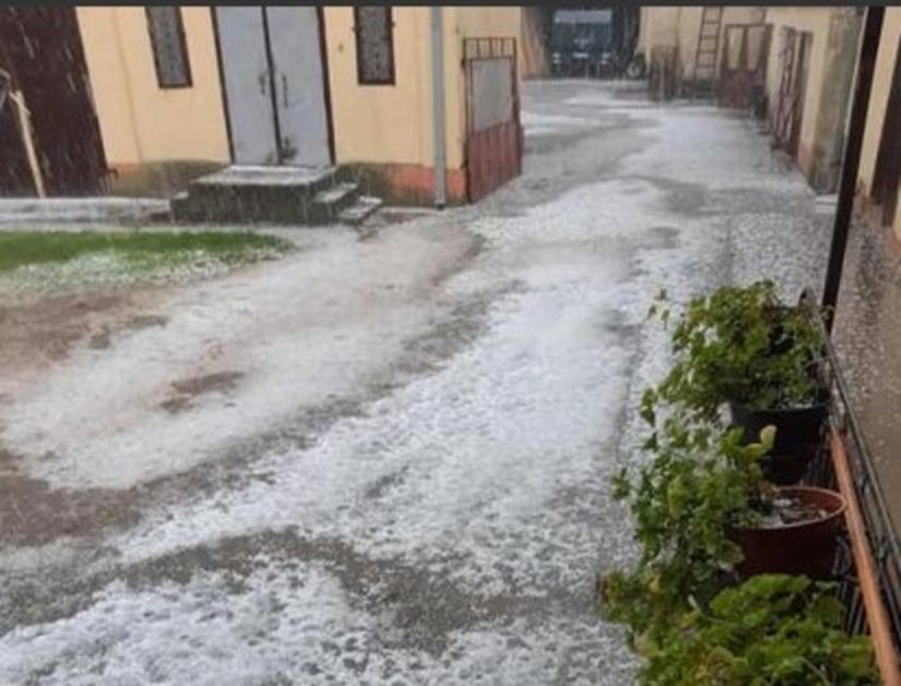 SNAŽNO NEVREME POGODILO SRBIJU: Grad uništio voćnjake, malinjake, potop u Kragujevcu! HITNO UPOZORENJE RHMZ