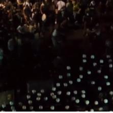 SNIMAK IZ VAZDUHA: Pogledajte kako blokaderi provociraju i brutalno napadaju policiju (VIDEO)