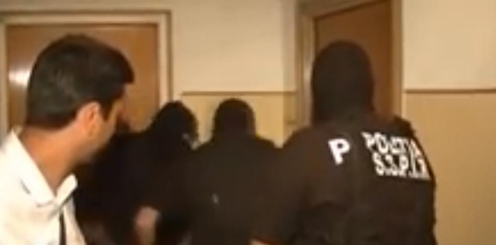 SNIMAK KOJI ĆE VAS NASMEJATI: Ovako izgleda brza akcija rumunske policije, obijali vrata 13 minuta! Pogledajte ovu muku! (VIDEO)